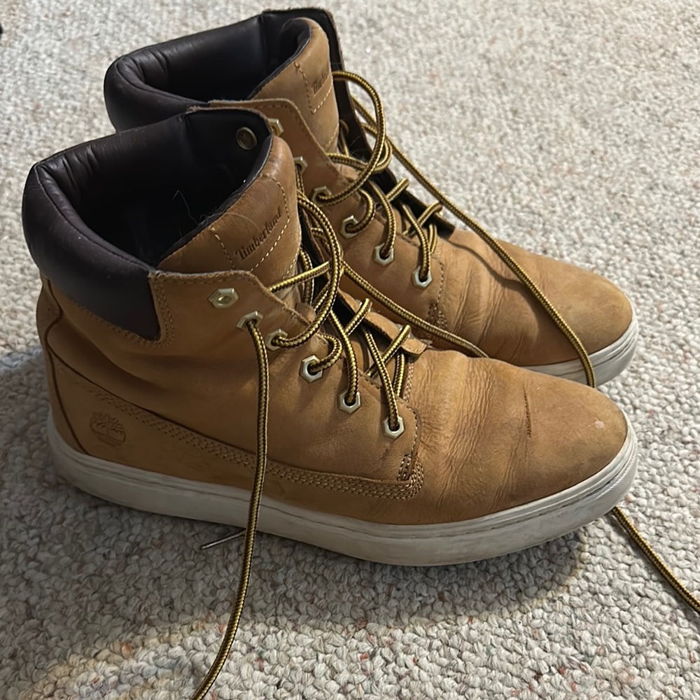Timberland women’s Tan Leather sneakers